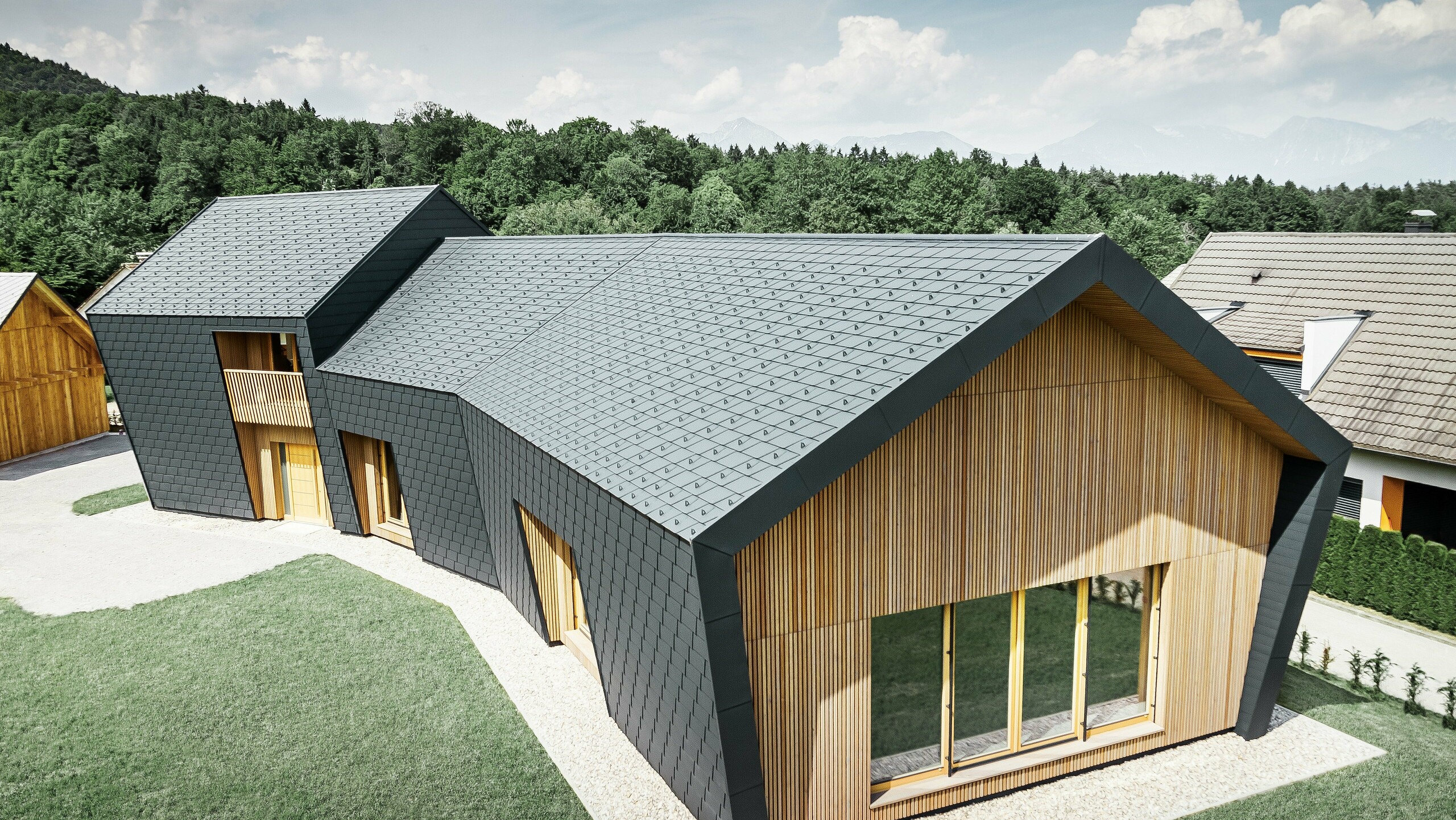 csm_PREFA-Kletterhalle-Dachschindel-DS19-Dach-Fassade-Holzfassade_c4bbbc3f9c