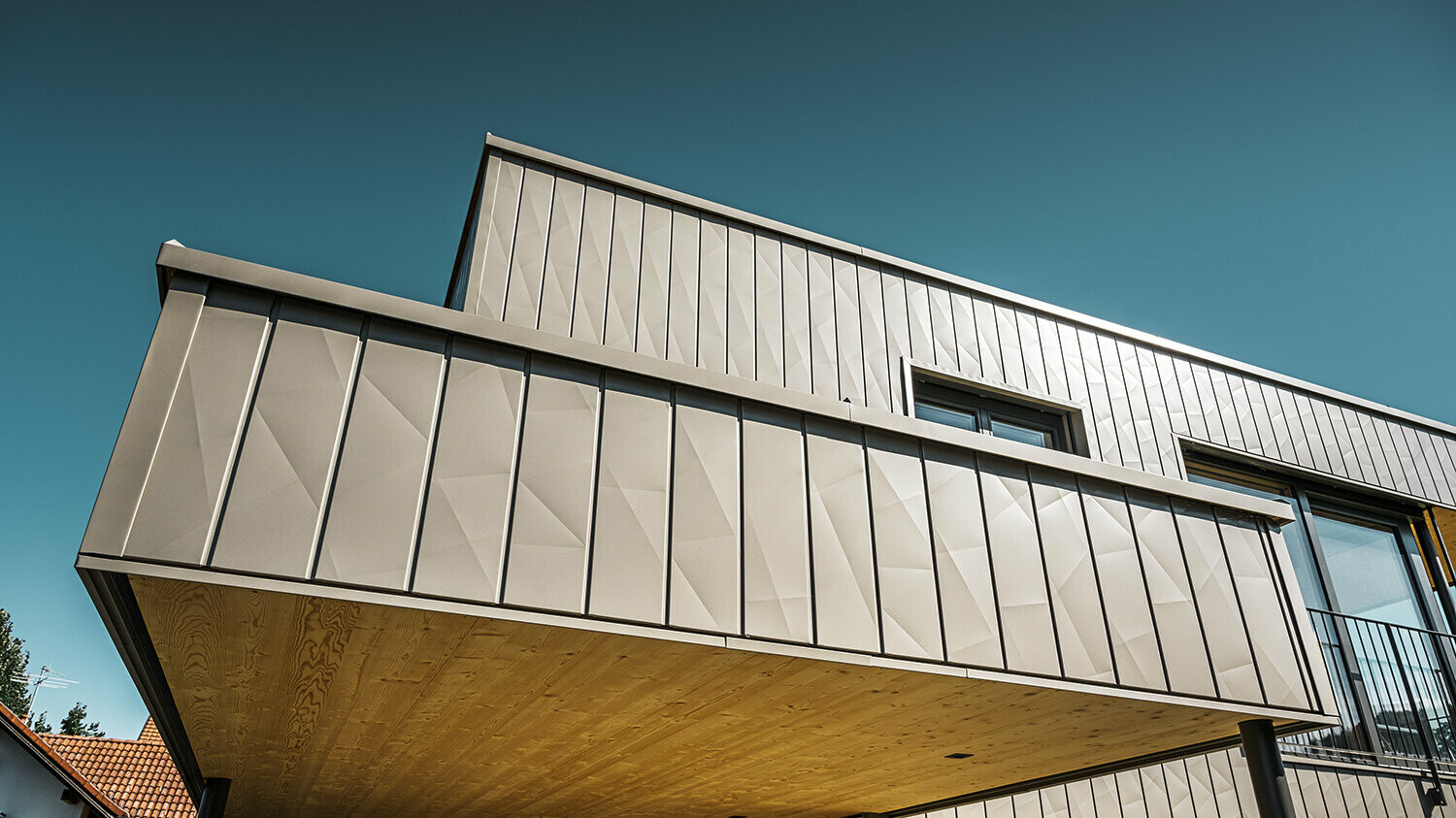 csm_PREFA-Haus-PFM-Wolfurt-SidingX-Bronze-Einfahrt_509de9eb31