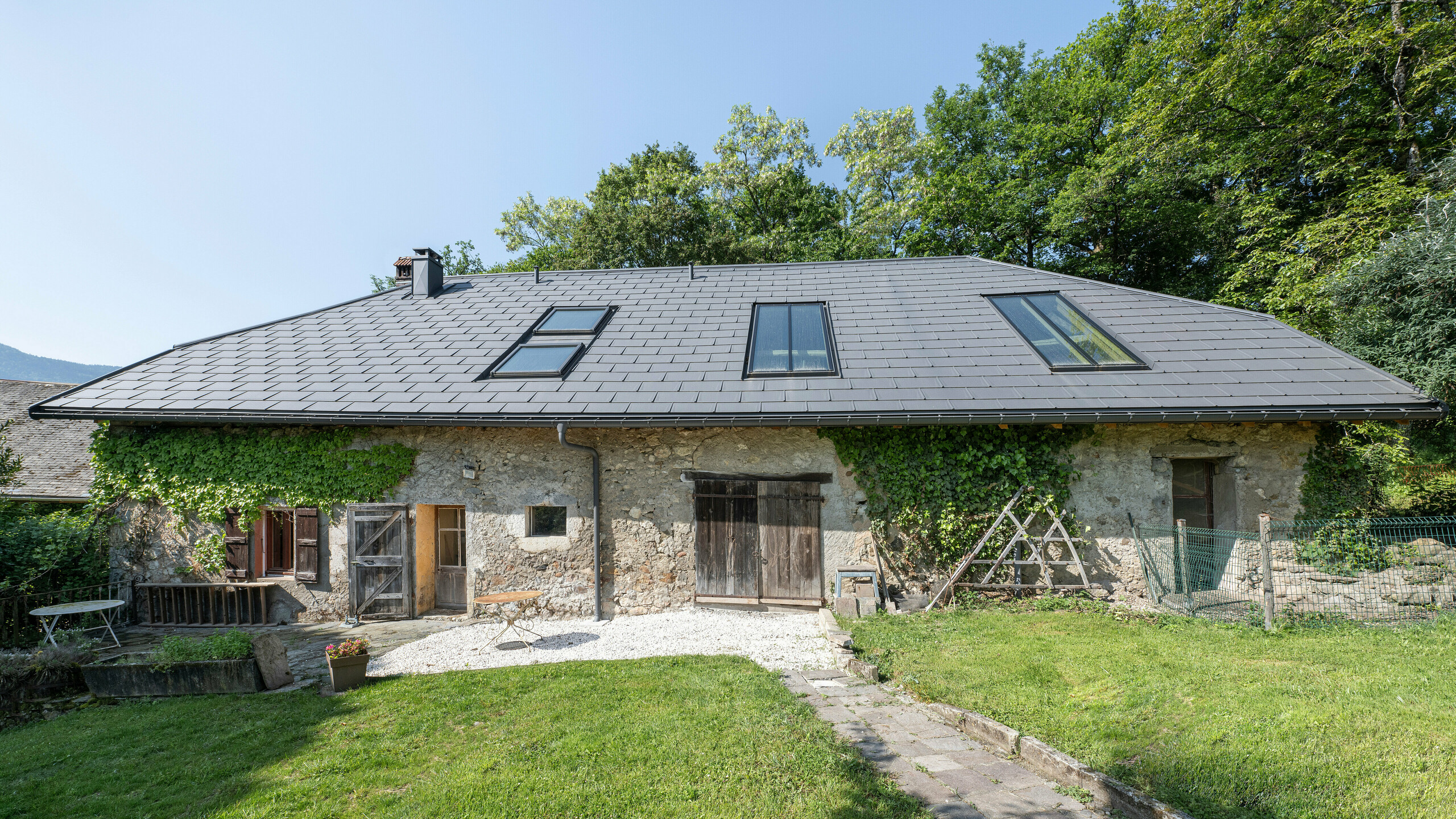 csm_PREFA_FR_Dachplatte_R16_dunkelgrau_Bauernhof_HerySurAlby__11__950655daa7