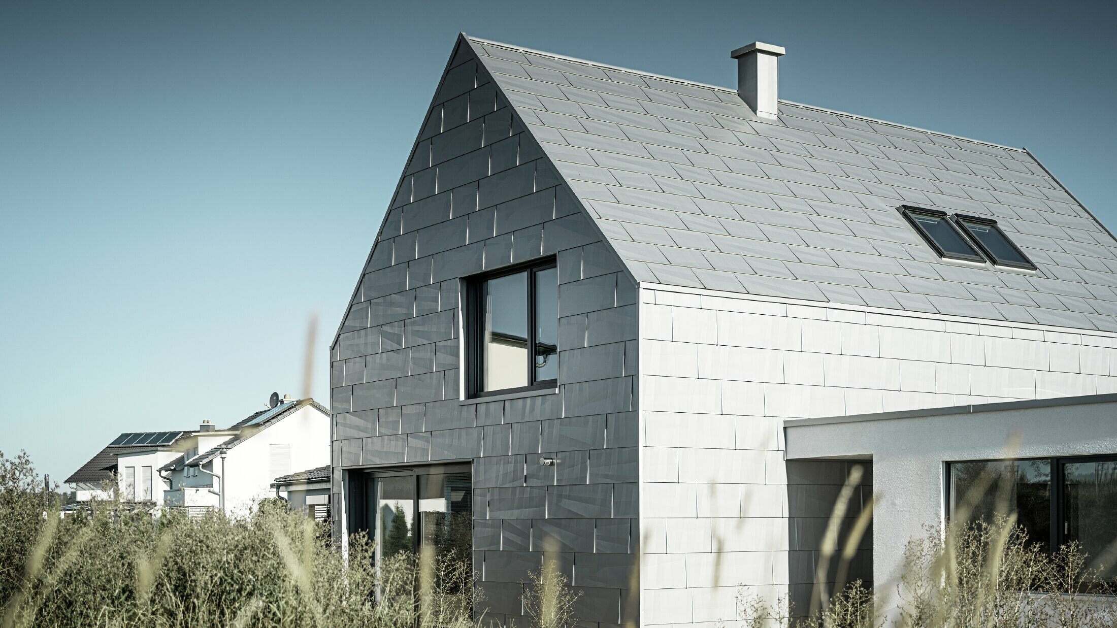 csm_PREFA-Fassadenpaneel-Dach-FX12-Silbermetallic-Buero-Mailaender-Satteldach_40e00adbe6