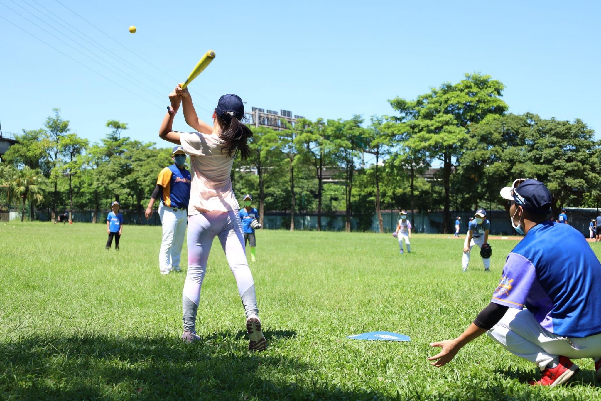 女孩玩棒球 - 好的運動 NiceSports 帕菲克運動基地