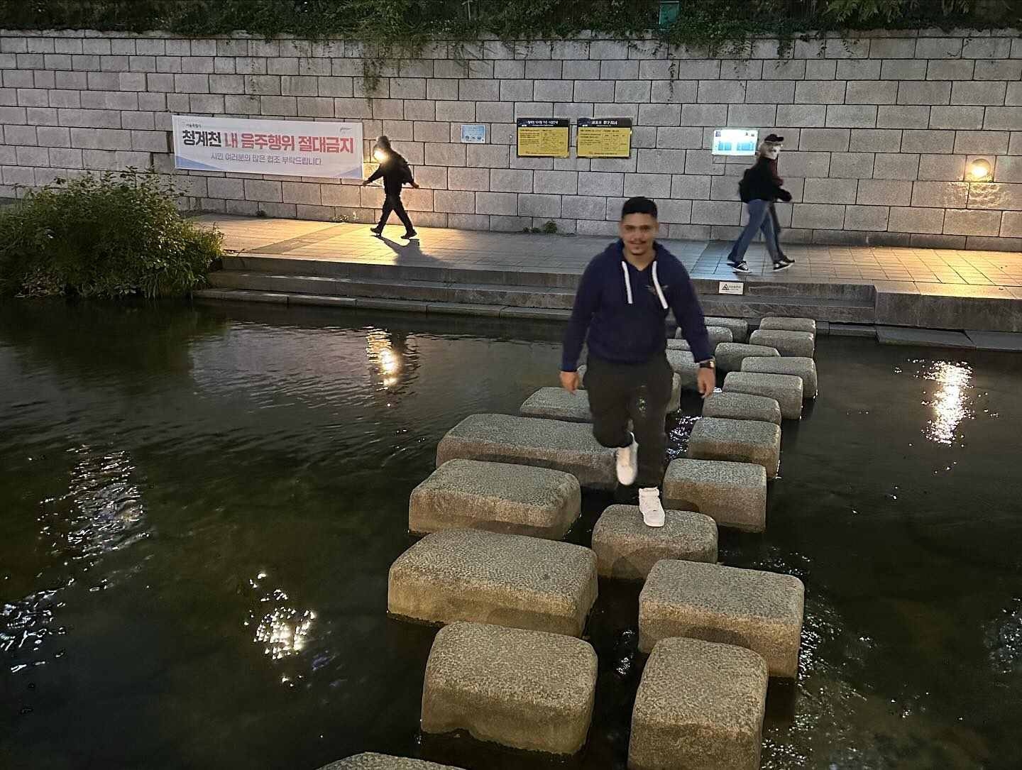 Cheonggyecheon Plaza, I turned purple because there were some neon under the bridge hahaha