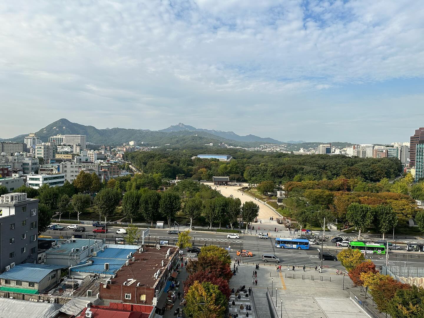 Vista de Seul no topo do Makercity Sewoon, Jongmyo ao fundo.