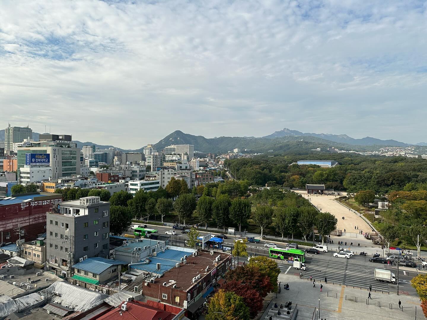 Vista de Seul no topo do Makercity Sewoon, Jongmyo ao fundo.