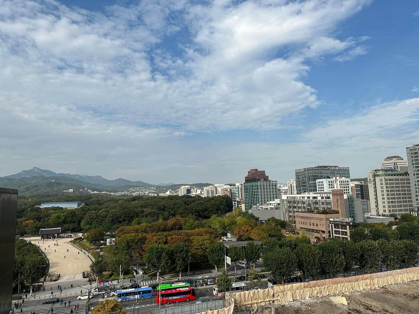 Vista de Seul no topo do Makercity Sewoon, Jongmyo ao fundo.