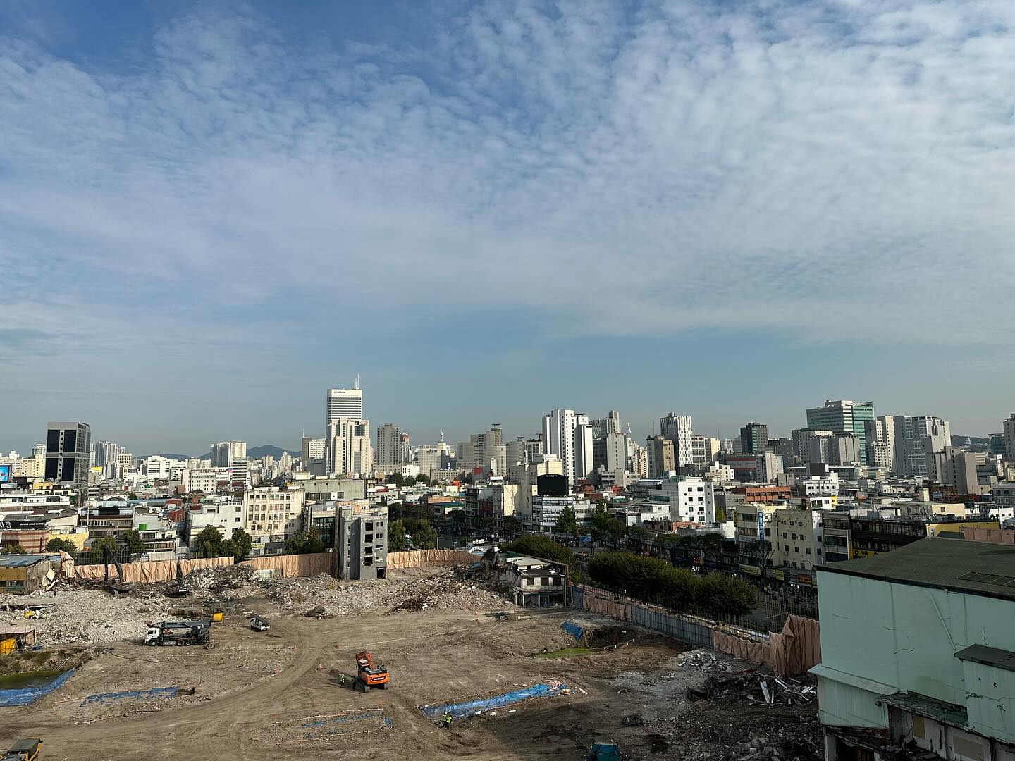 Vista de Seul no topo do Makercity Sewoon, Jongmyo ao fundo.