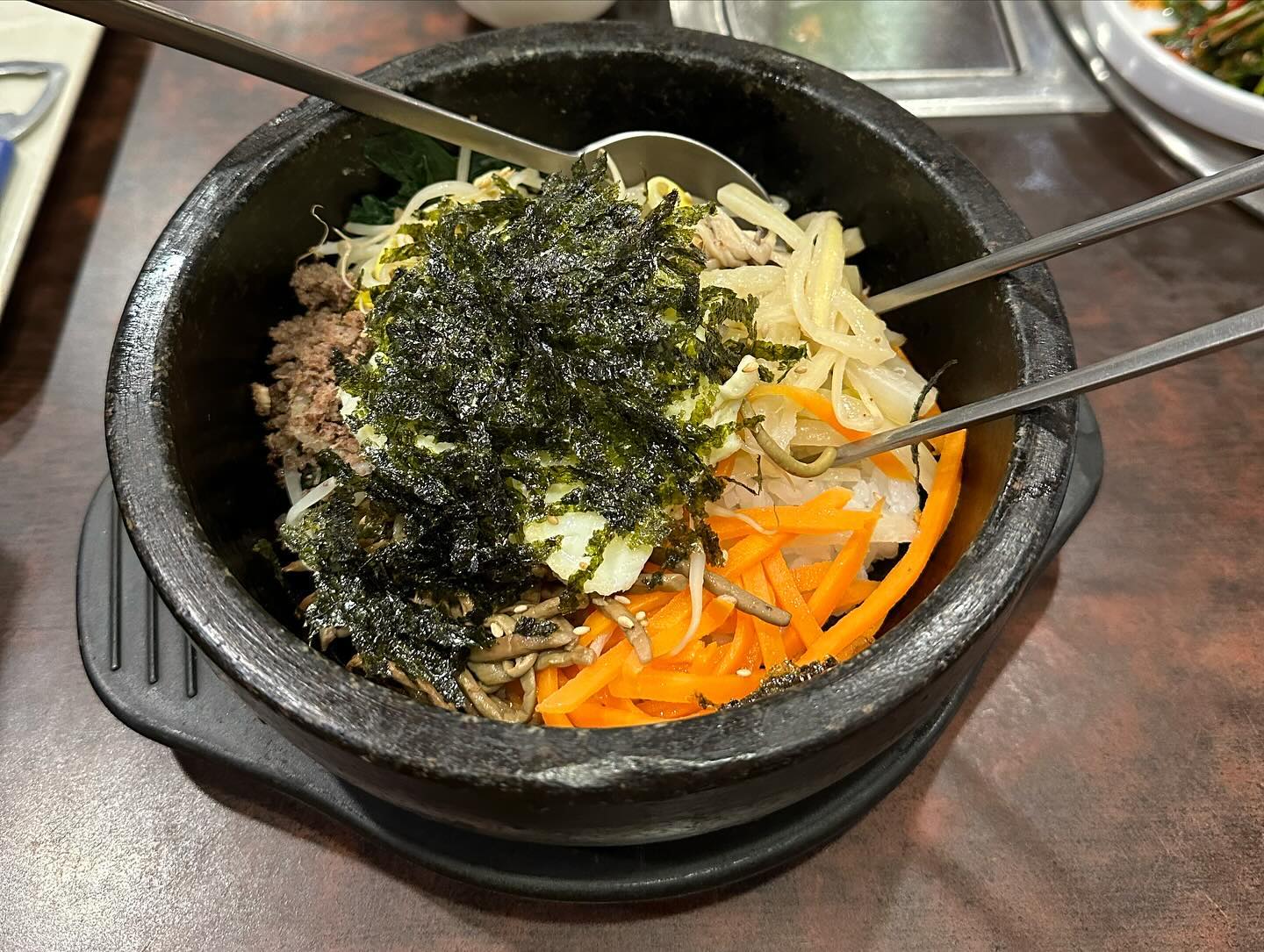 Um verdadeiro bibimbap coreano, nome do restaurante é 오비낙원호프