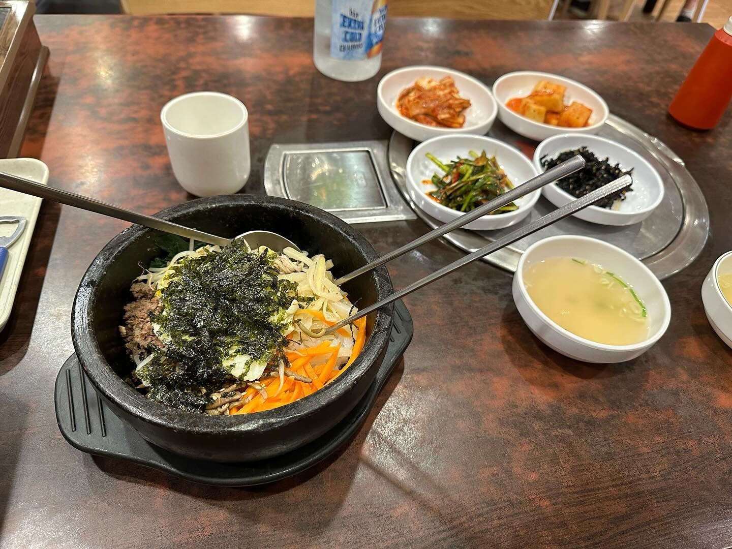 Um verdadeiro bibimbap coreano, nome do restaurante é 오비낙원호프