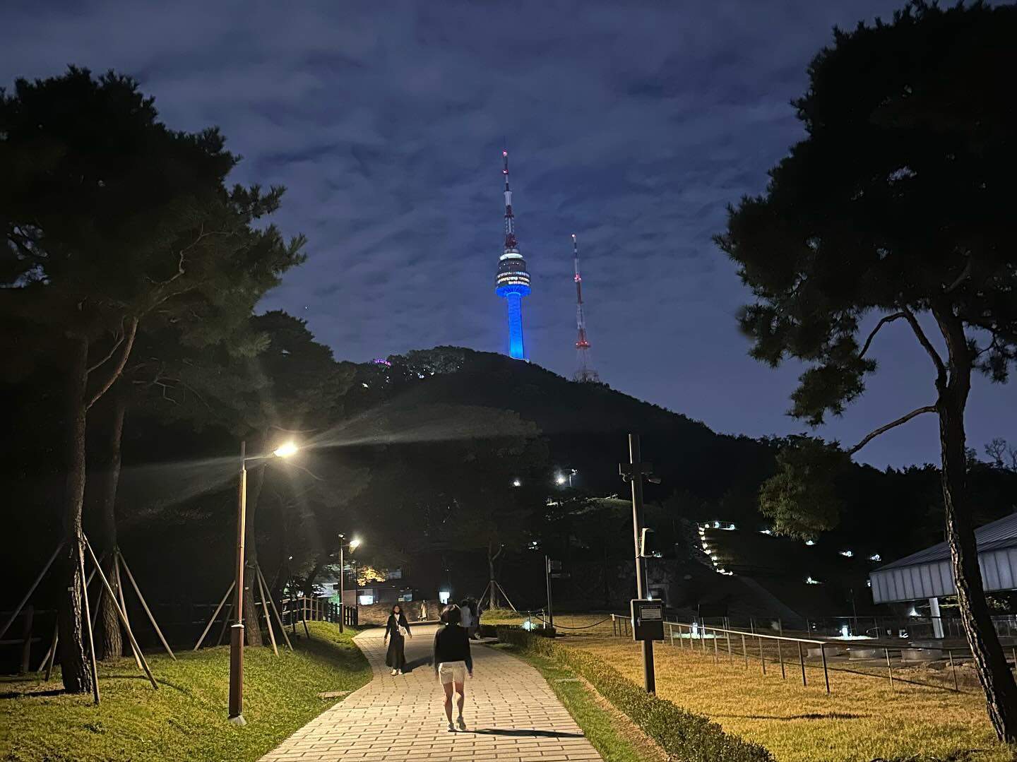 I had nothing to do and decided to walk from the hotel in Insa-dong to the N Seoul Tower just going in the direction of it (you can see it from anywhere in the city practically)