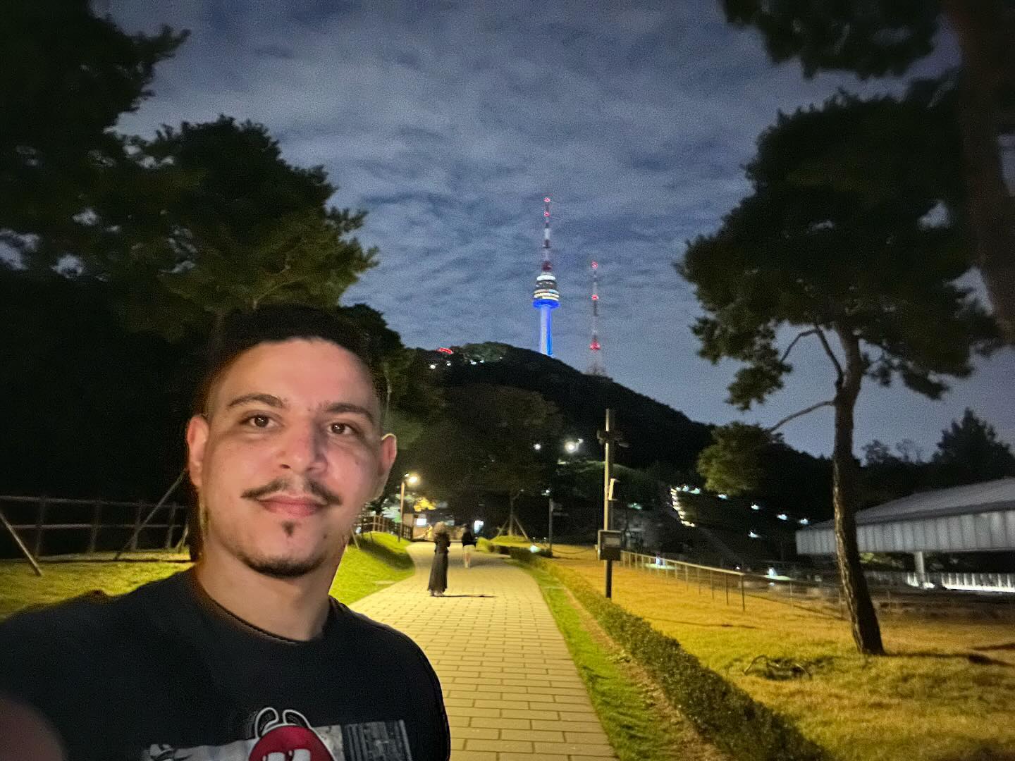 Não tinha nada pra fazer e decidi ir a pé do hotel em Insa-dong até à N Seoul Tower só indo na direção dela (da pra ver ela de qualquer lugar da cidade praticamente)