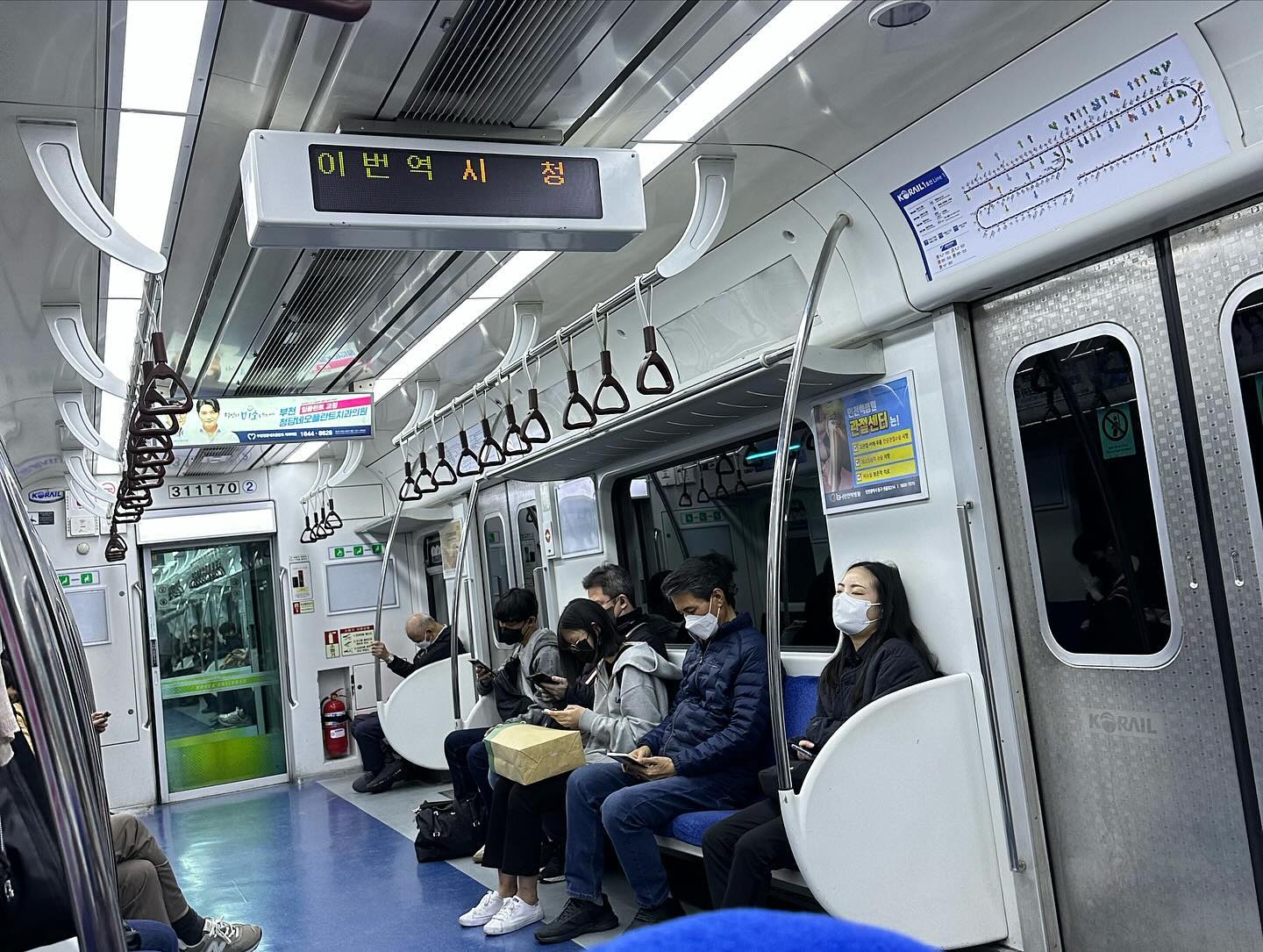 Arriving in a country with a different alphabet and wanting to take a picture of everything ✅ I had even forgotten about the baggage belt on the stairs, I only saw it in Seoul