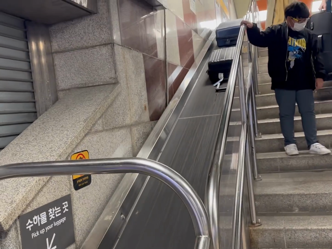 Arriving in a country with a different alphabet and wanting to take a picture of everything ✅ I had even forgotten about the baggage belt on the stairs, I only saw it in Seoul