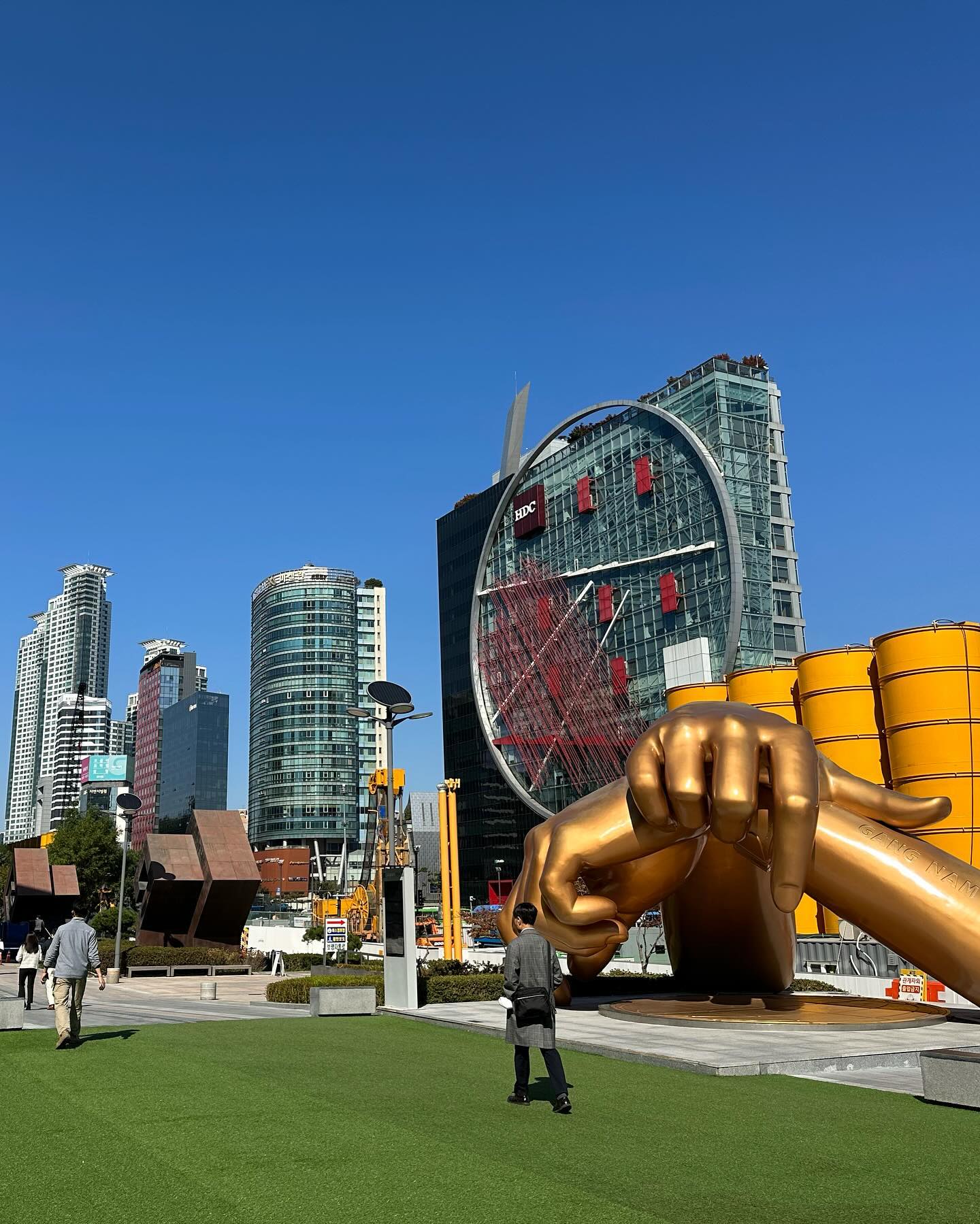 O monumento ao Gangnam Style em frente ao Coex Mall em Gangnam, Seul