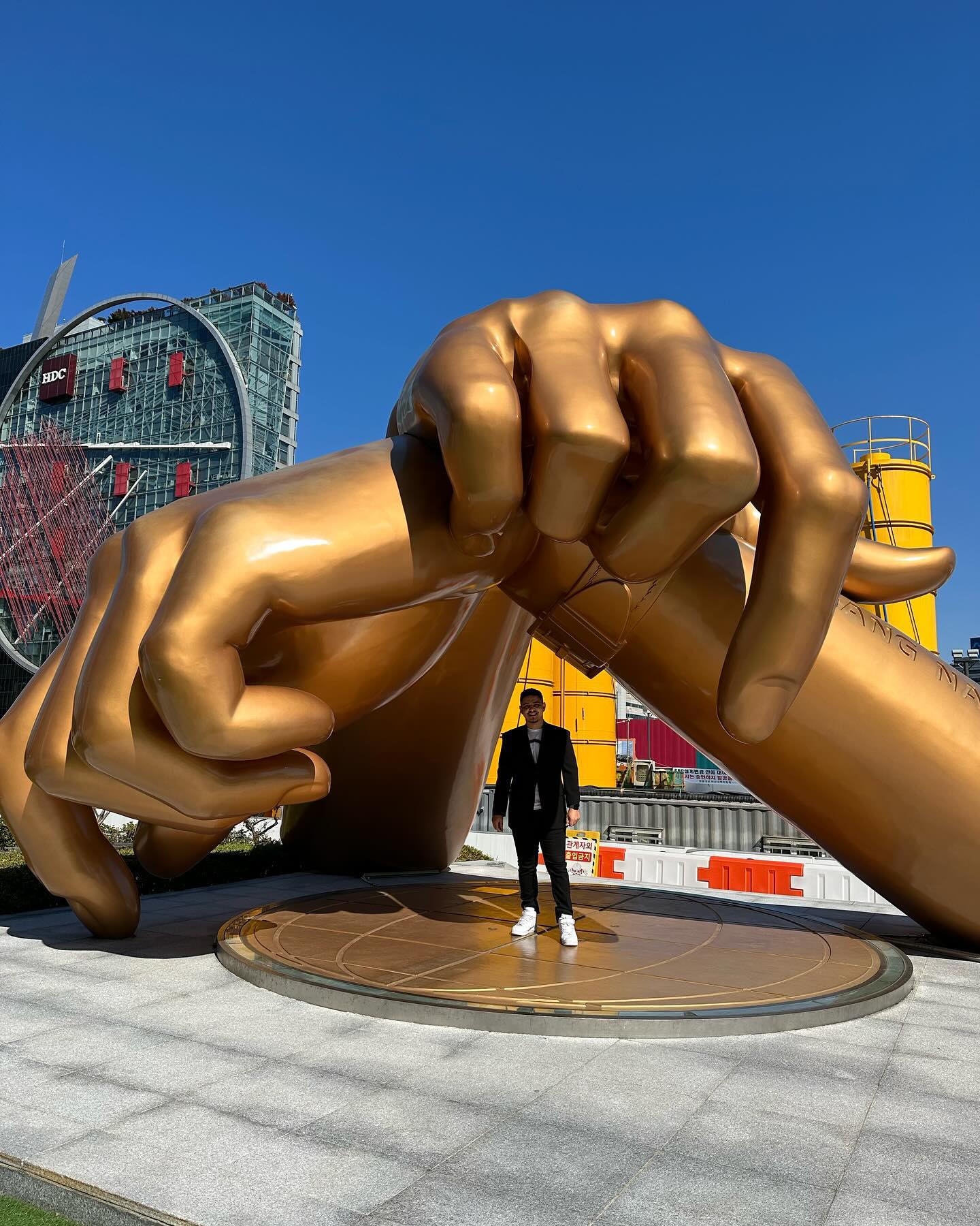 O monumento ao Gangnam Style em frente ao Coex Mall em Gangnam, Seul