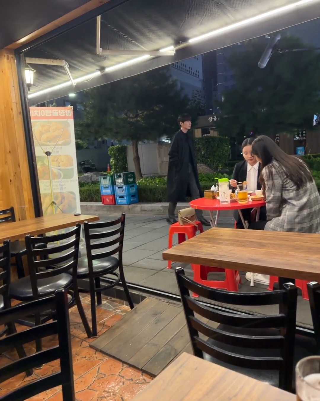 Uma coisa legal de Seul é que em alguns lugares você está simplesmente jantando e do nada estão gravando um dorama, queria saber do que que era essa gravação hahaha, não tirei foto da comida mas lembro que nesse restaurante uma só pessoa cozinhava, atendia e cobrava, também a produção pediu pro grupo de velhinhos lá falarem mais baixo hahaha