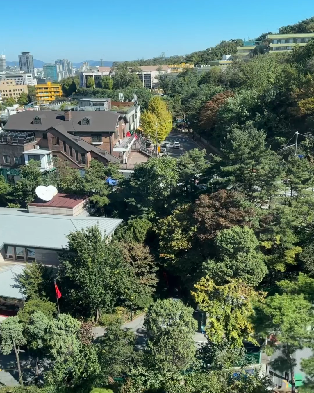 Teleférico de Namsan até a N Seoul Tower, e imaginar que alguns dias antes eu subi tudo a pé hahaha