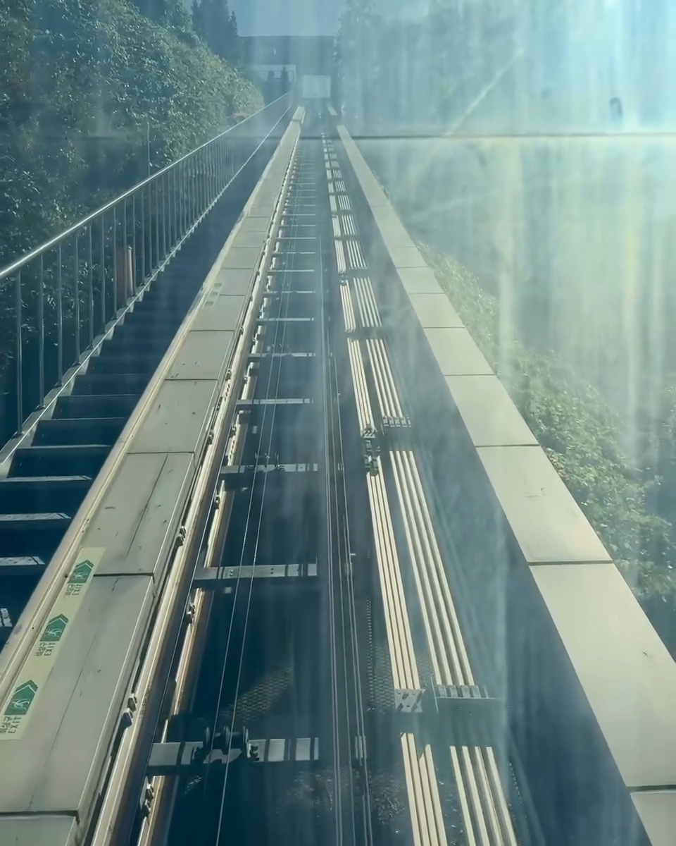 Teleférico de Namsan até a N Seoul Tower, e imaginar que alguns dias antes eu subi tudo a pé hahaha