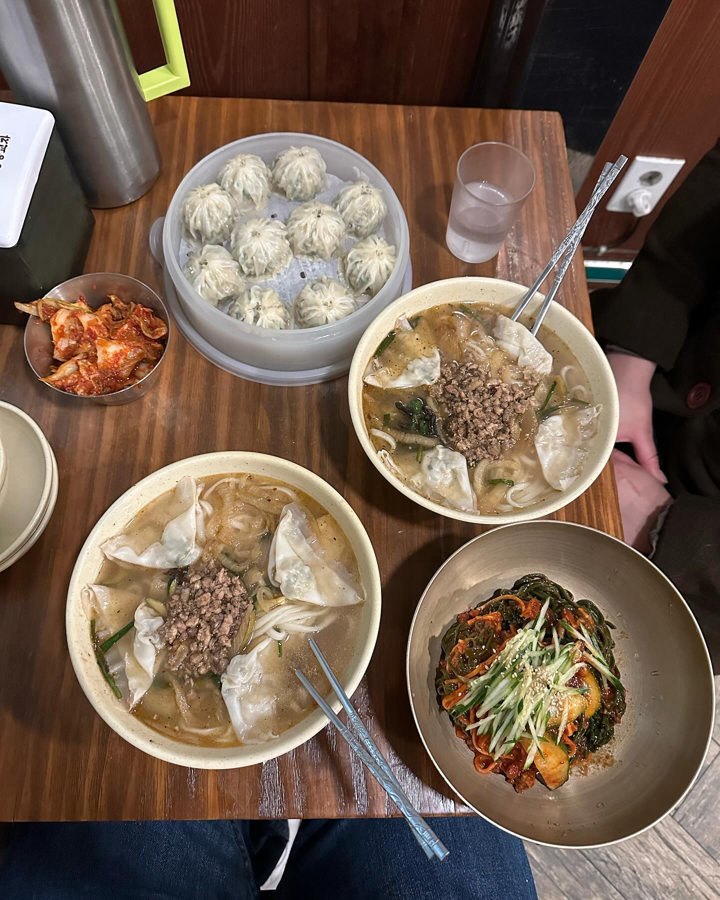 Provando um ramen com Michelin por seis anos consecutivos, perguntei se tinha mais itens no cardápio e realmente o restaurante só tem isso que está na foto hahaha, também adorei o robozinho ajudante