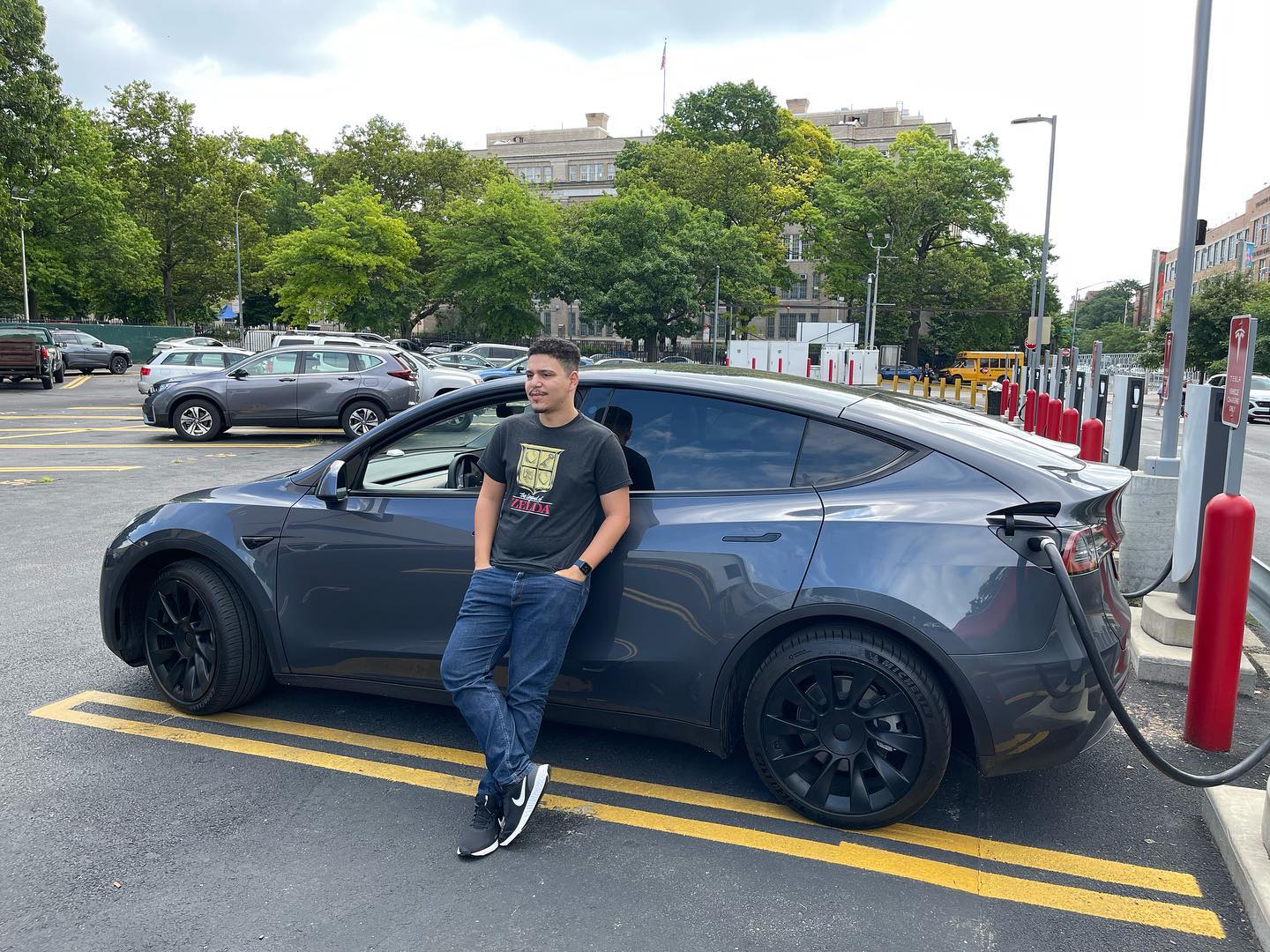 O dia em que aluguei um Tesla Model Y 2021 e dirigi quase toda a Long Island de Manhattan a East Hampton.