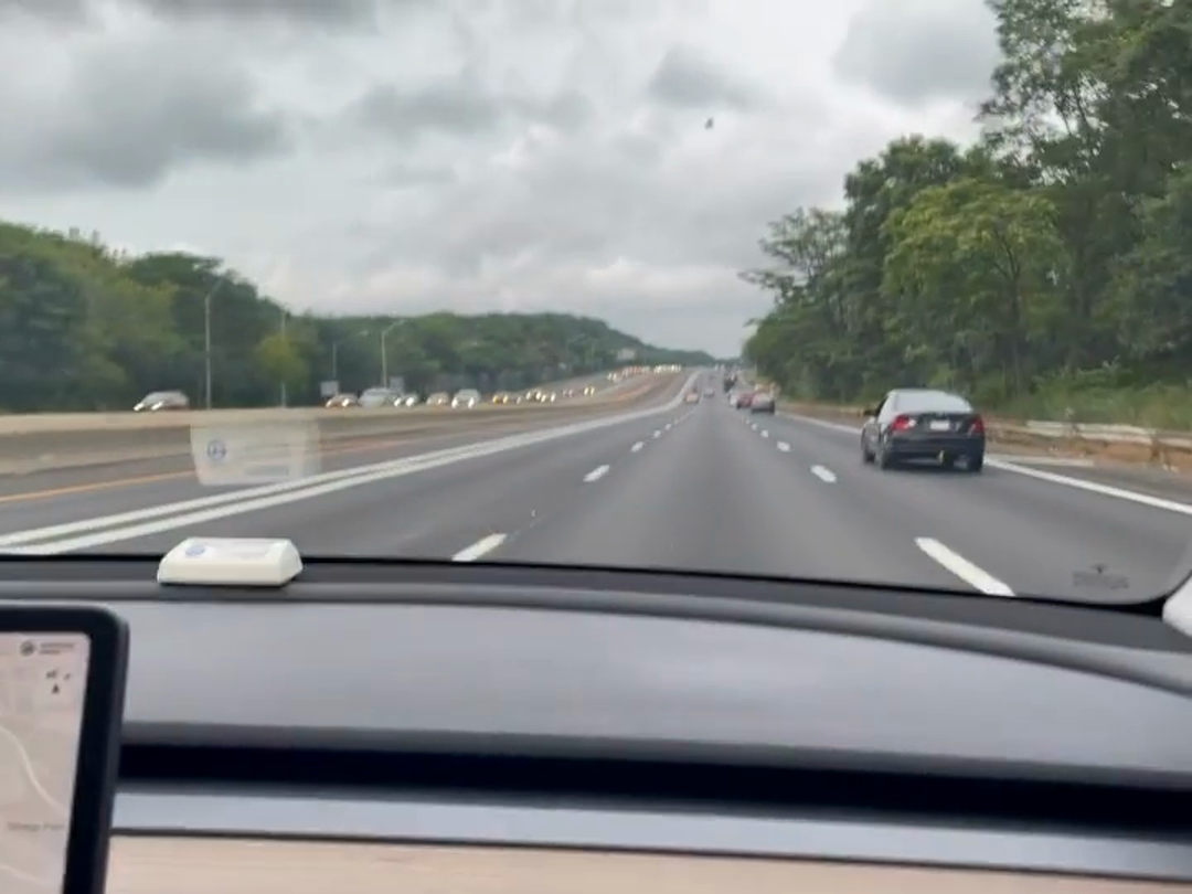 O dia em que aluguei um Tesla Model Y 2021 e dirigi quase toda a Long Island de Manhattan a East Hampton.