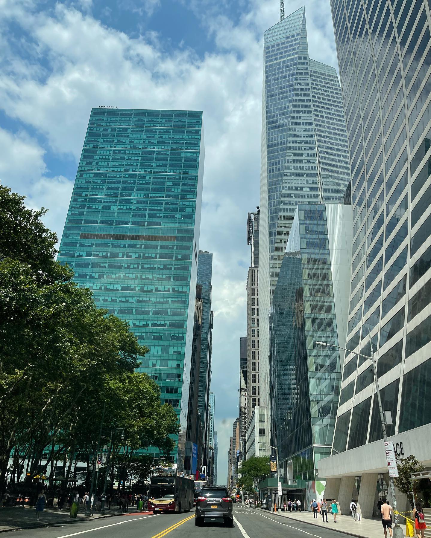 Chegando em Manhattan pela primeira vez, impressionado com o tamanho dos prédios