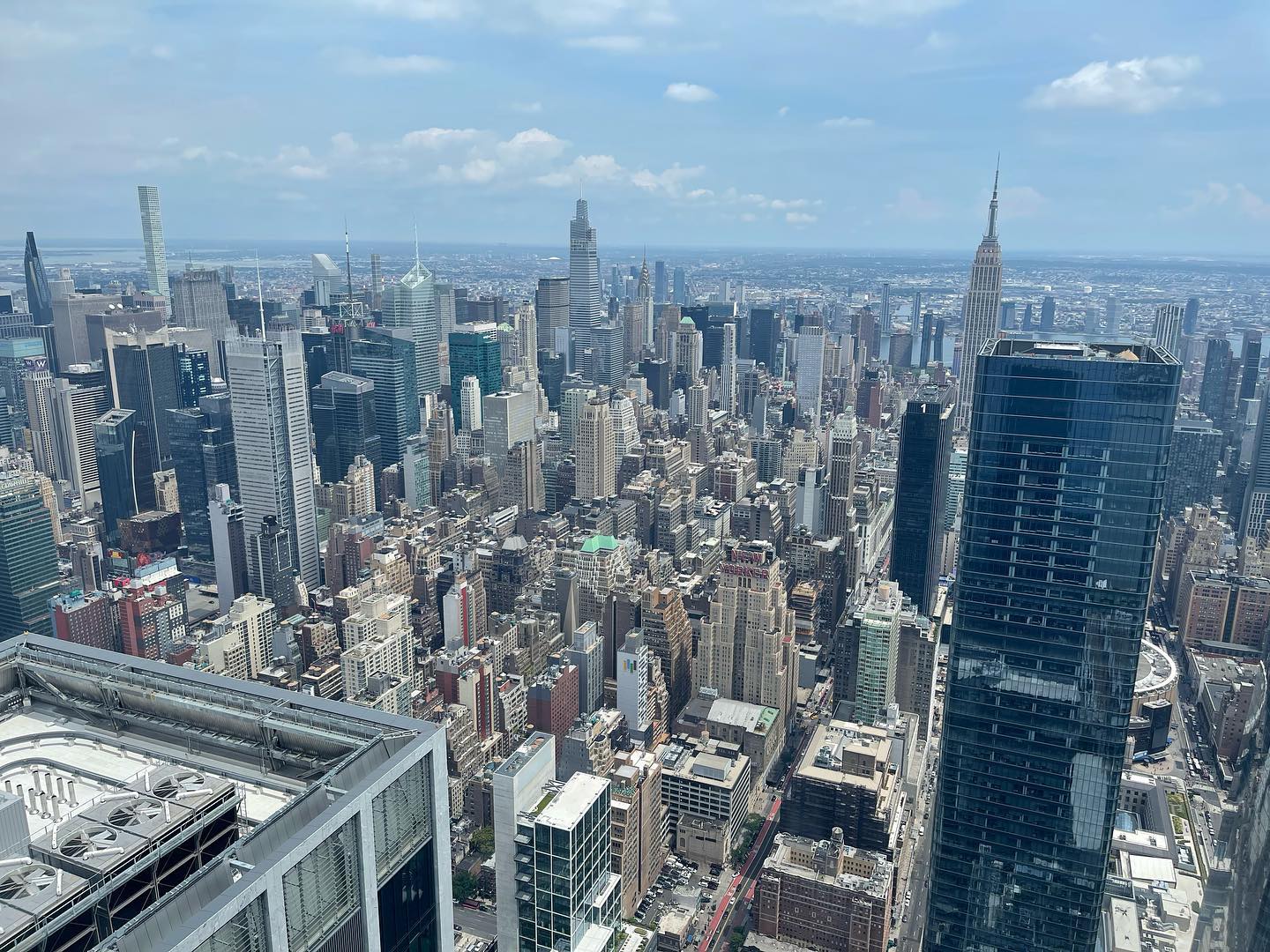 Centésimo andar do The Edge, primeira vez em um mirante, os olhos até ardem se olhar pra cima nessa altura.