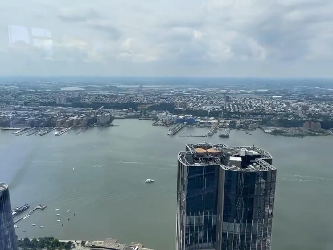 Centésimo andar do The Edge, primeira vez em um mirante, os olhos até ardem se olhar pra cima nessa altura.