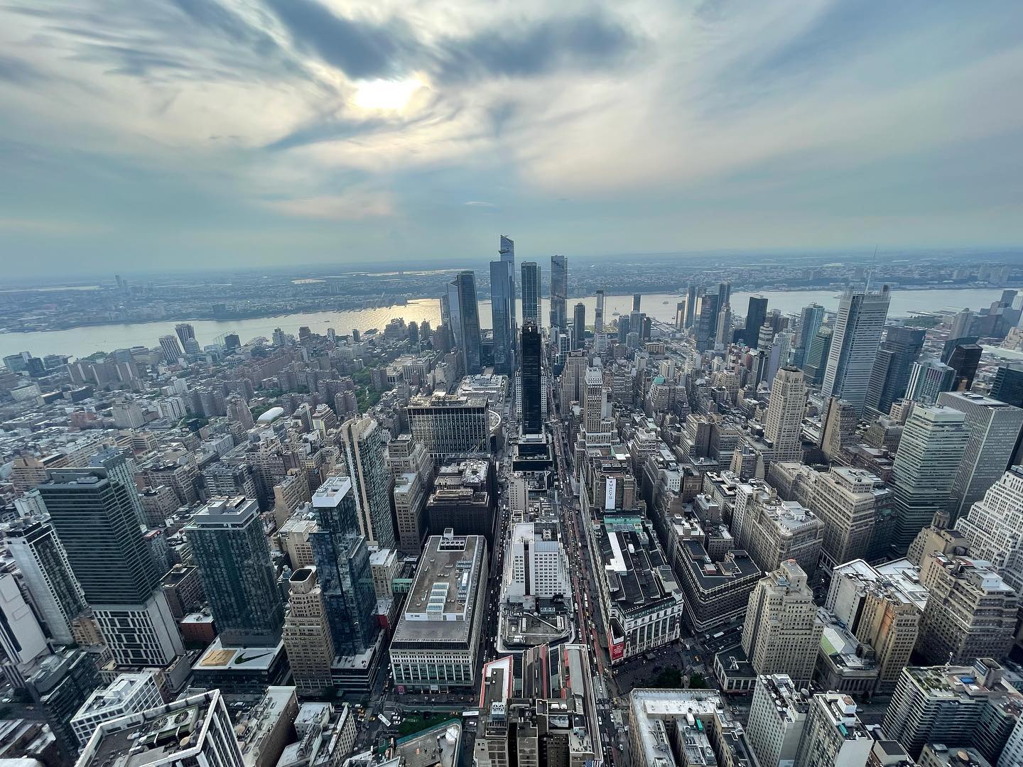 Visita ao Empire State Building, vistas de tirar o fôlego, impossível não tocar Empire State of Mind