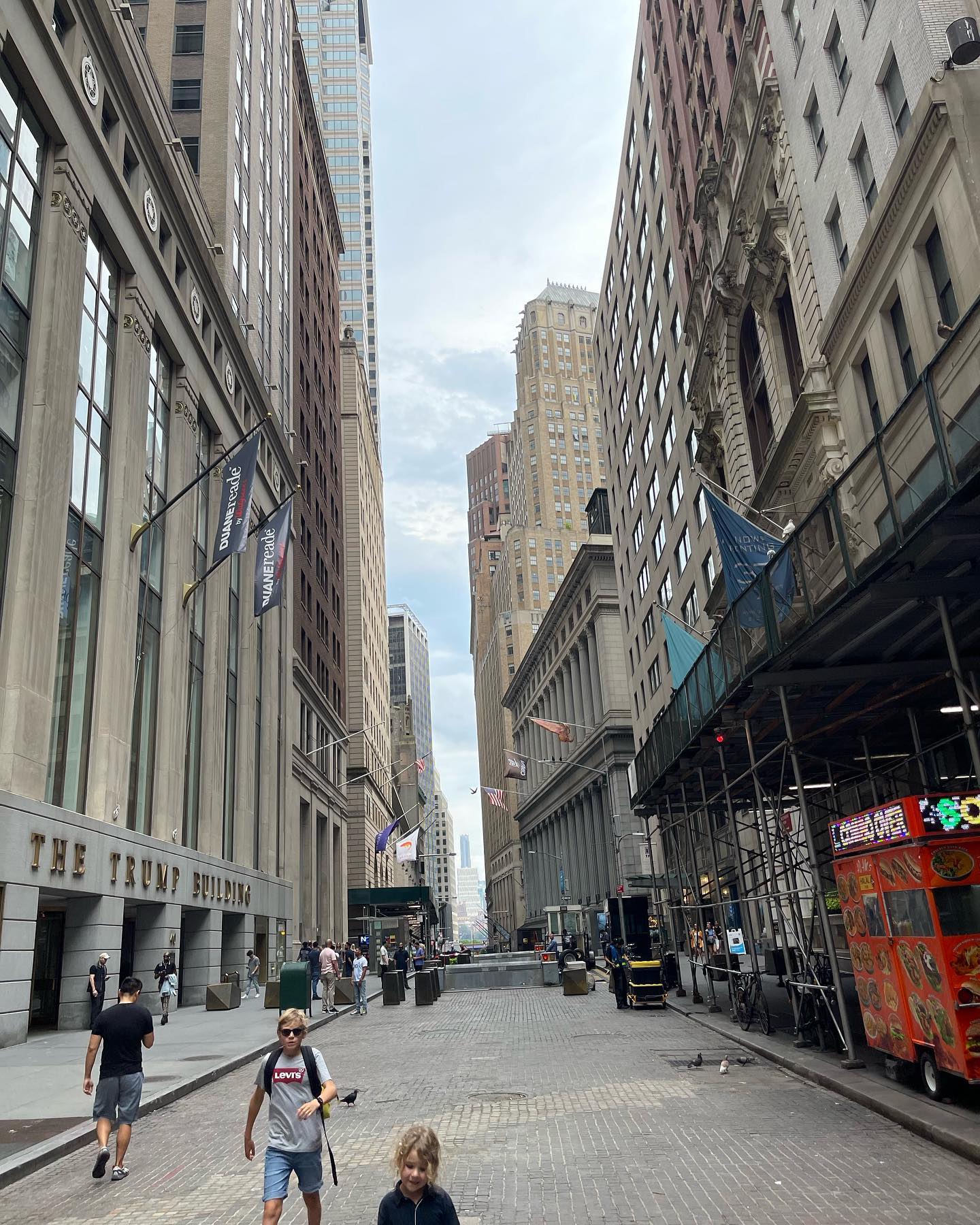 Quase todos os prédios de Manhattan são IMENSOS, mesmo no ultra wide precisa levantar bem o celular pra pegar tudo