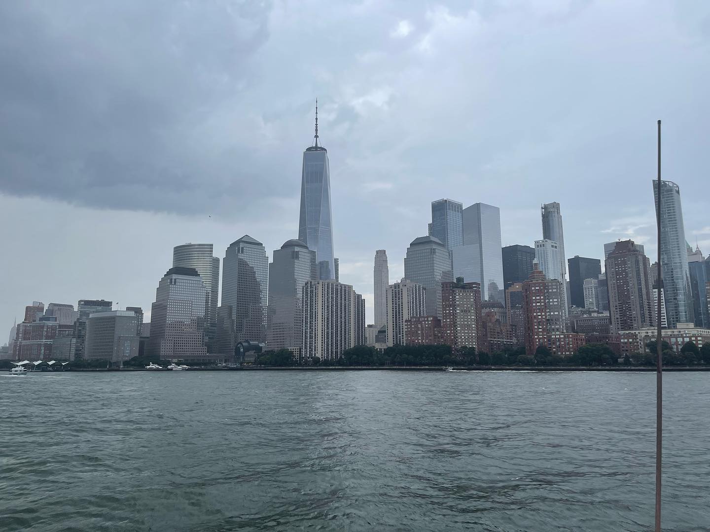 Incrível como tem tantos prédios enormes na beira da ilha de Manhattan