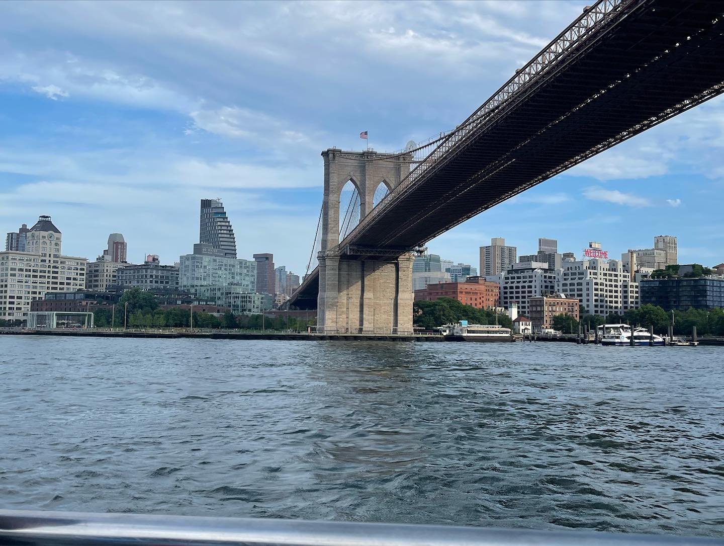 Incrível como tem tantos prédios enormes na beira da ilha de Manhattan