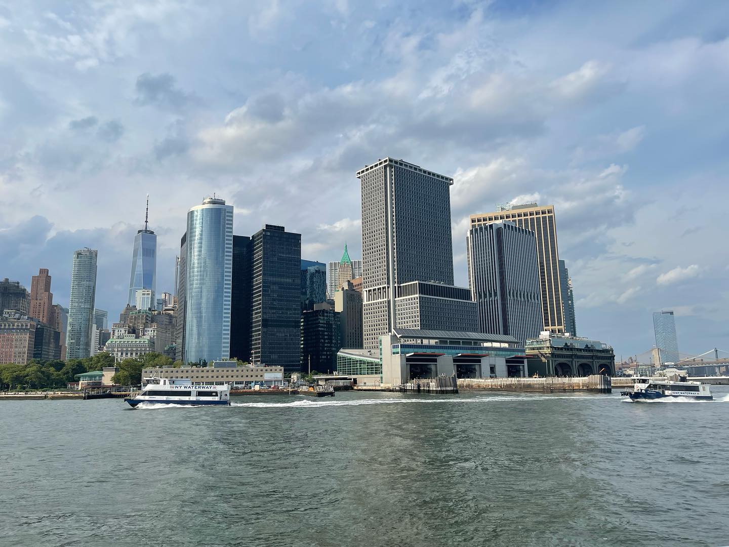 Incrível como tem tantos prédios enormes na beira da ilha de Manhattan