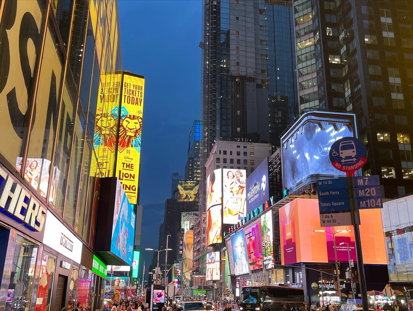 Existe a Times Square de dia, e a Times Square de noite