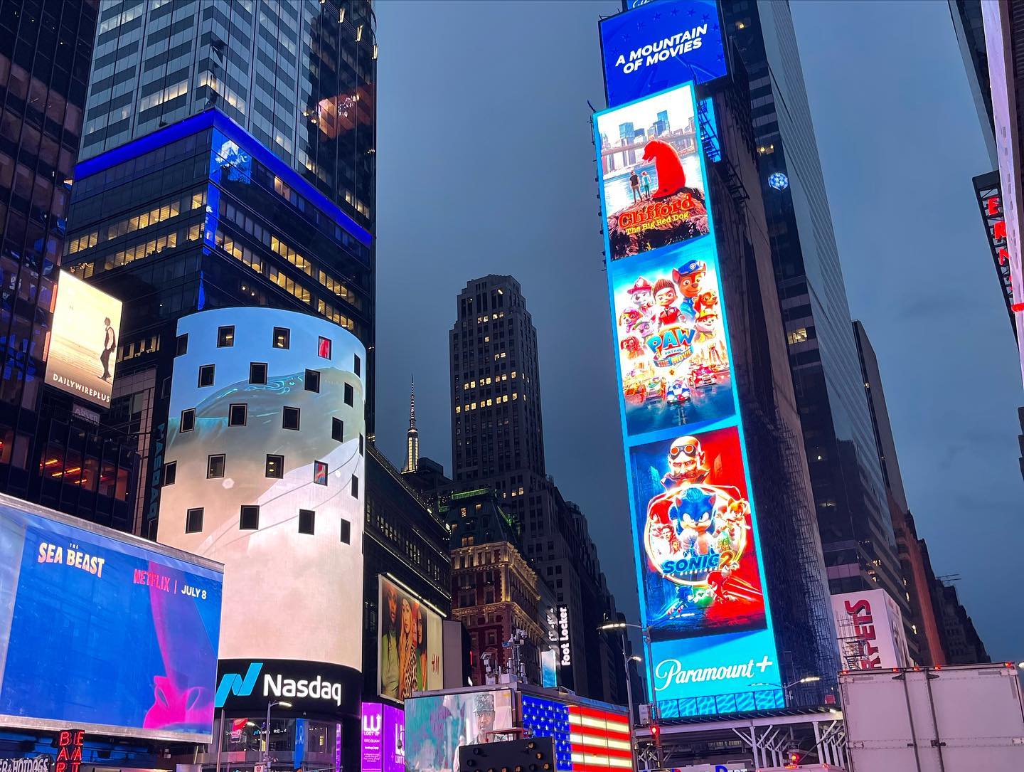 Existe a Times Square de dia, e a Times Square de noite