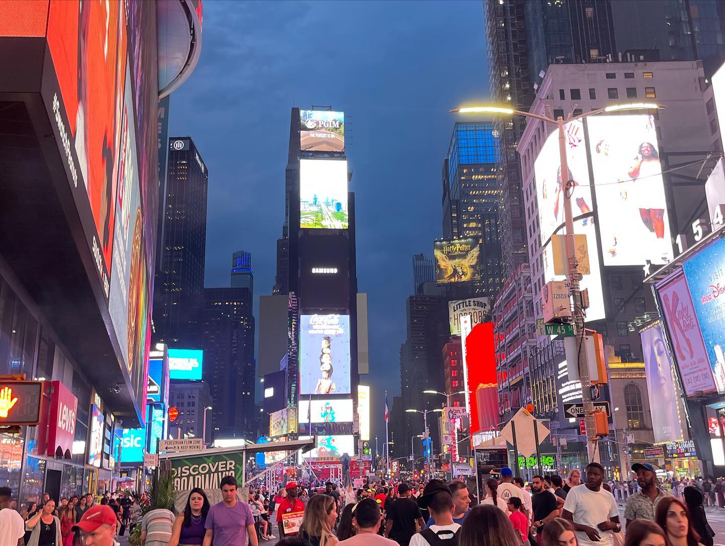 Existe a Times Square de dia, e a Times Square de noite