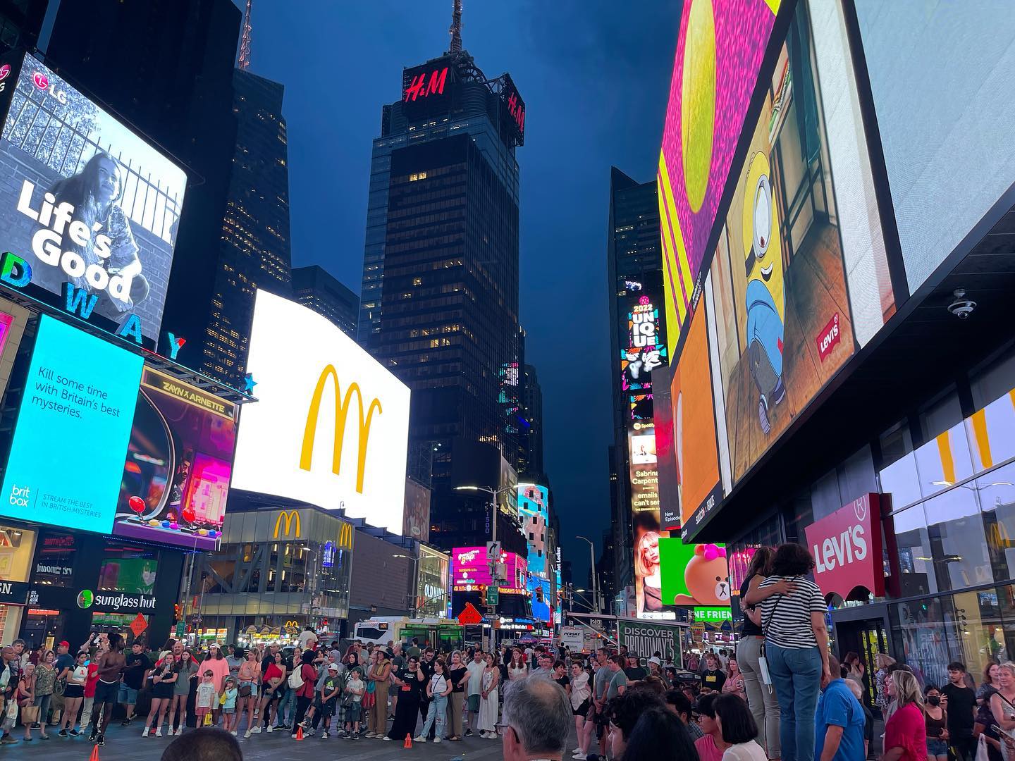 Existe a Times Square de dia, e a Times Square de noite