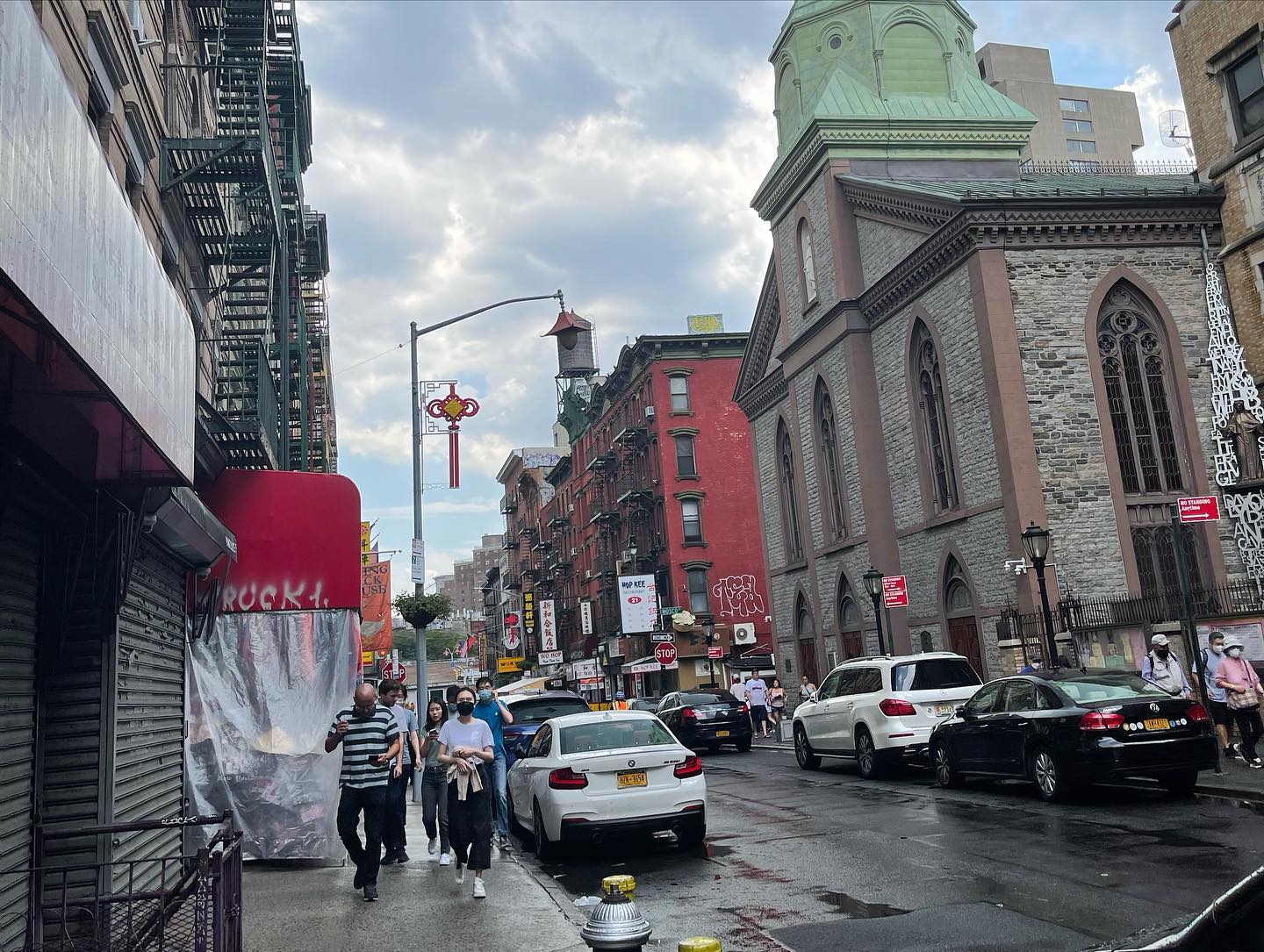 Stroll in New York's Chinatown with a little rain