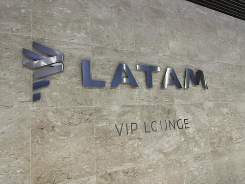 Sala VIP da LATAM no aeroporto de Guarulhos