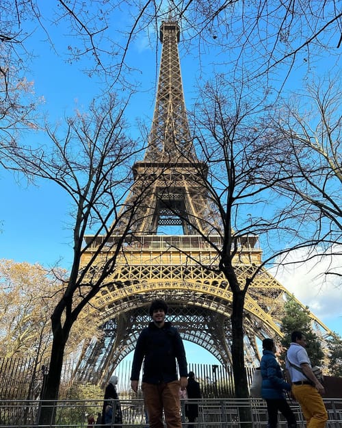 Classic Eiffel Tower photos, all photos taken with help of my @ulanzi_official MA09 tripod <3