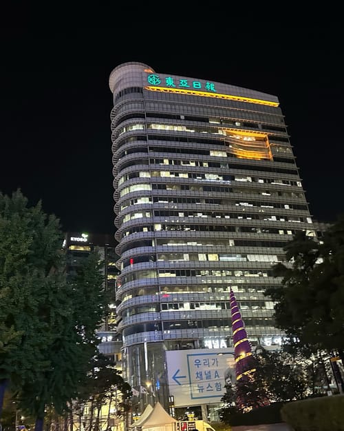 Monument at the beginning of Cheonggyecheon Plaza/Steam