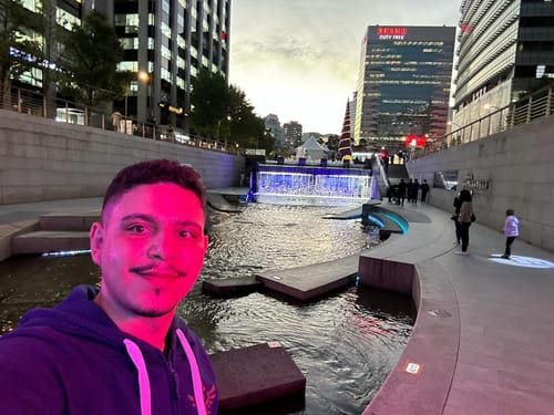 Cheonggyecheon Plaza, I turned purple because there were some neon under the bridge hahaha