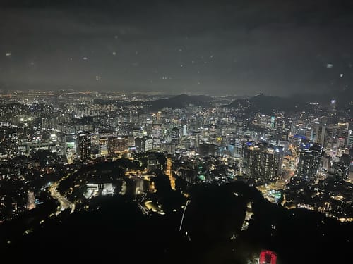 Vista de Seul a noite no topo da N Seoul Tower