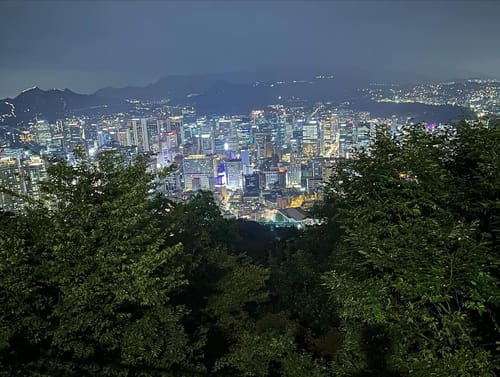 Vista de Seul no topo da montanha de Namsan onde fica a N Seoul Tower, a volta eu fiz de ônibus pelo menos