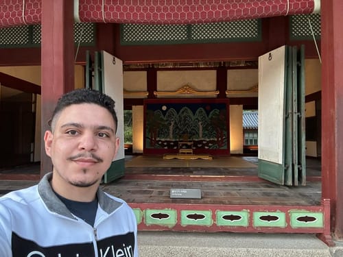 Deoksugung Palace, and yes I take a lot of selfies