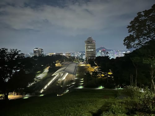 Não tinha nada pra fazer e decidi ir a pé do hotel em Insa-dong até à N Seoul Tower só indo na direção dela (da pra ver ela de qualquer lugar da cidade praticamente)