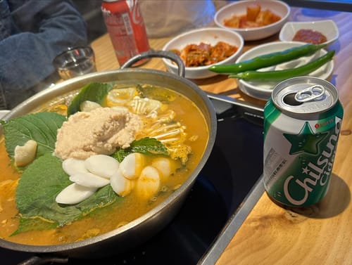 Primeira refeição em Seul, nome do restaurante é 콩뼈숯뼈감자탕, muitos lugares na Coréia do Sul ficam apenas em um app chamado Naver, não são cadastrados no Google Maps ou Instagram, se você tentar fazer uma rota a pé no Google Maps vai mostrar apenas uma linha reta e os serviços de mapa da Apple, tipo as AirTags e o Find My simplesmente não funcionam