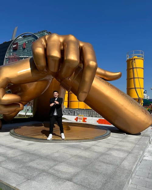 O monumento ao Gangnam Style em frente ao Coex Mall em Gangnam, Seul