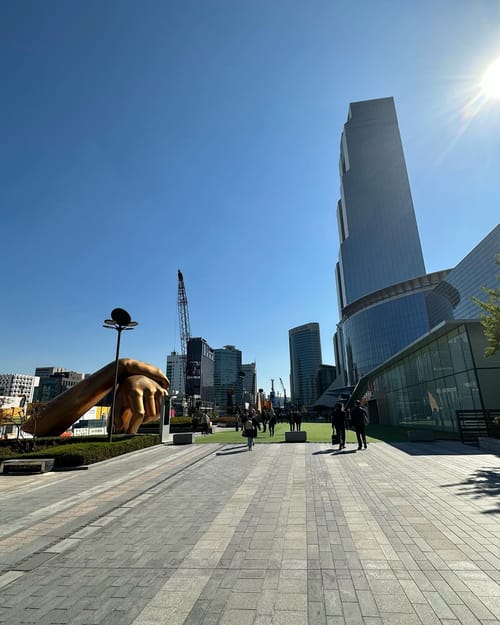 O monumento ao Gangnam Style em frente ao Coex Mall em Gangnam, Seul