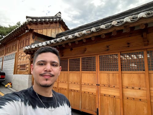 Bukchon Hanok Village em Seul, não parece mas é uma área residencial então é cheio de avisos para não fazer barulho