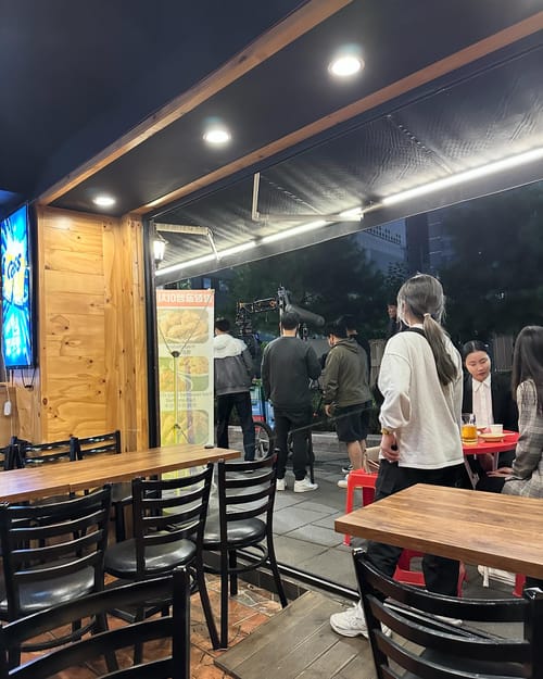 Uma coisa legal de Seul é que em alguns lugares você está simplesmente jantando e do nada estão gravando um dorama, queria saber do que que era essa gravação hahaha, não tirei foto da comida mas lembro que nesse restaurante uma só pessoa cozinhava, atendia e cobrava, também a produção pediu pro grupo de velhinhos lá falarem mais baixo hahaha